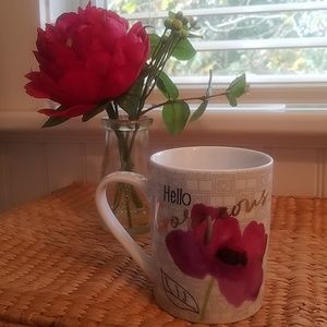 Coffee/tea with writing "Hello Gorgeous"